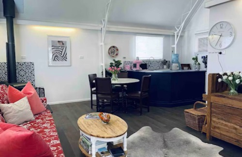 Ballandean Cottage | Tulip Cottage in Wine Country with fireplace, garden and outdoor bath house,