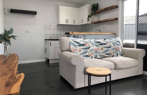 Tumbi Umbi House | Tumbi Cottage -Cheerful 3 Bedroom Home with Studio