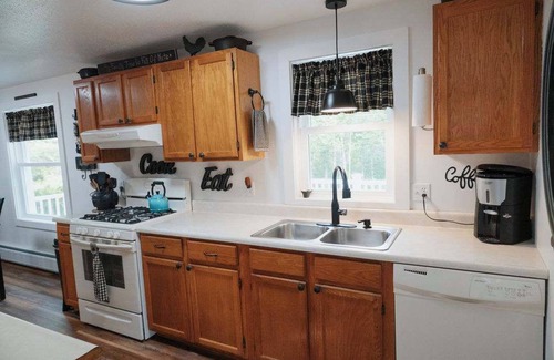 Sullivan House | Tunk Retreat- Close to lakes & hiking!