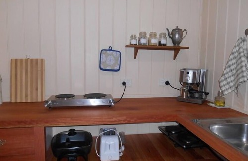 Mount Glorious Apartment | Turkey's Nest - Macadamia Rainforest Suite