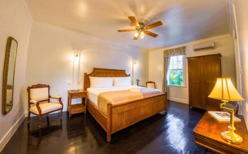Cockburn Town Hotel | Turks Head Inne