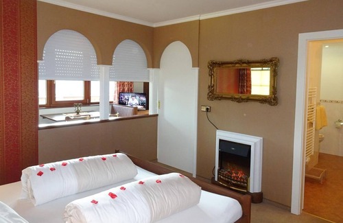 Millstatt Bed & Breakfast | Turmzimmer Balkon zum See - Staudacher Hof Das Romantische Haus