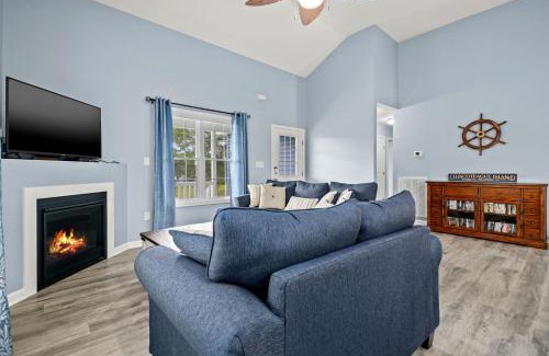 Captain's Cove House | Turtle Bay - Waterfront & a screened porch!