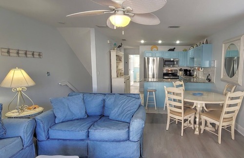 Port St. Joe Condo | Turtle Crawl = Gulf View! 75 steps to beach! Dog-friendly. Beach chairs +more.