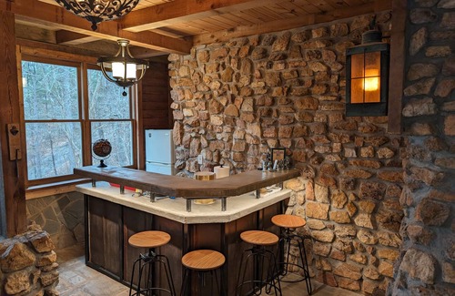 Dawsonville Cabin | Tuscan Villa: Sauna ColdPlunge BrideSalon Fireplace Firepit DahlonegaWine