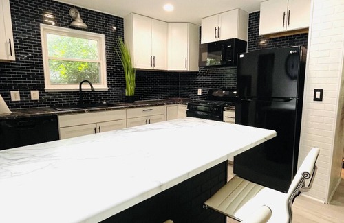 Smyrna House | Tuxedo Touch Modern 2BR Townhouse