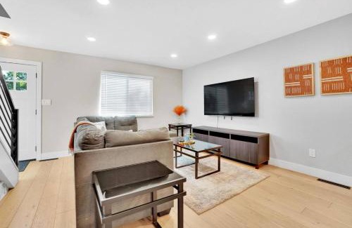 Scenic Heights House | Twin Abodes Two Units One Group Getaway