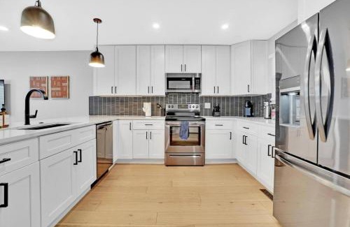 Scenic Heights House | Twin Abodes Two Units One Group Getaway