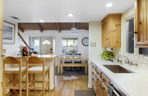 Balboa Peninsula House | Twin Dolphins by AvantStay | Steps to Beach | Deck