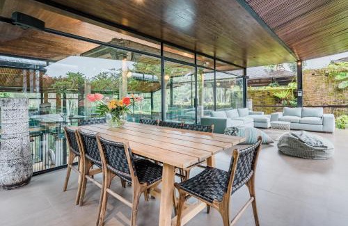 Mas Villa | Twin House Ubud - Stay Where Art Meets Architecture - Ubud Designer Villa Retreat