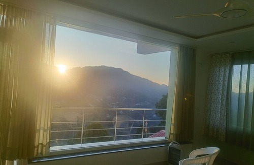 Kumarhatti Apartment | Twin OaksnKasauli chowknThe valley viewnSun rise on your bed.