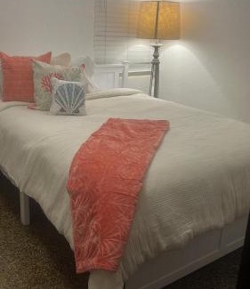 Bayview Manor Hotel | Twin Palms Motel
