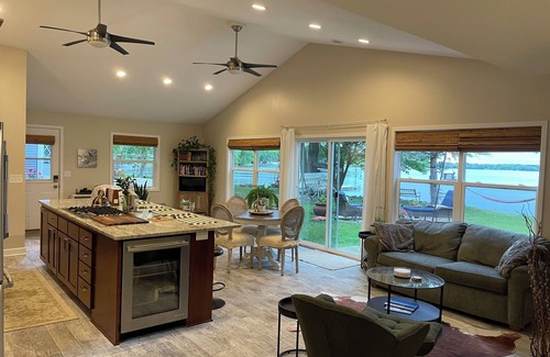 Zimmerman House | Twin Pines Retreat. Single level 1bd/1ba, lakefront