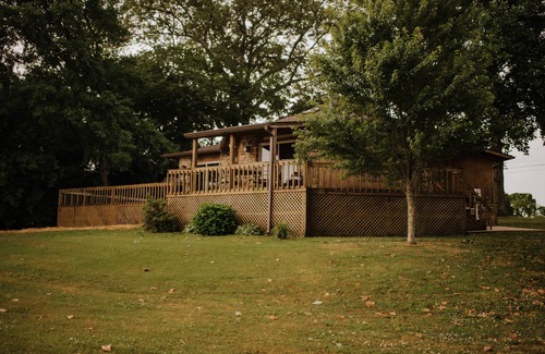 Rogersville House | Twin Rivers Cabin of Rogersville “Fisherman’s Paradise"
