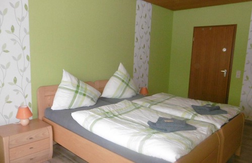 Hinzerath Cottage | Twin room, shower, toilet, balcony - Haus Hochwaldhöhe