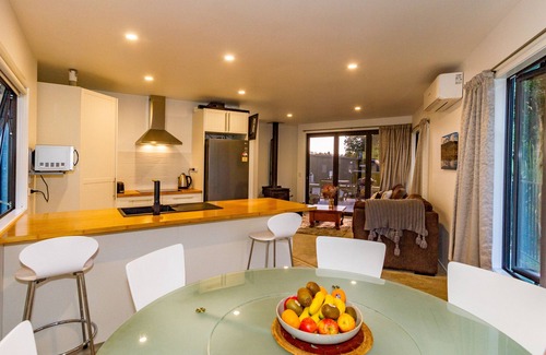 Ohakune House | Twin spa bath on Tiffany place