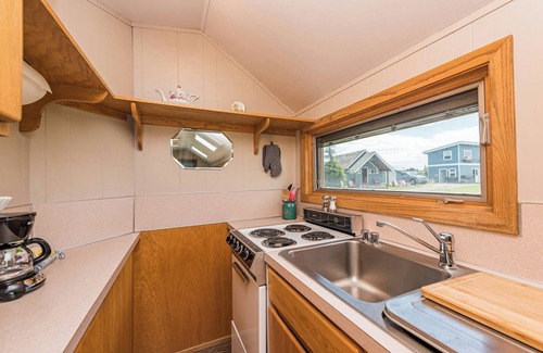 Sequim Cottage | Twin View Cottage - King, Futon, jetted tub