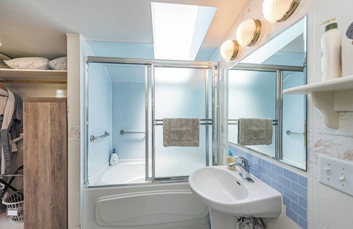 Sequim Cottage | Twin View Cottage - King, Futon, jetted tub
