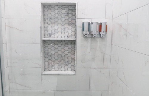 Historic Downtown House | TwinCity 2 BR/1 BA Apt - Rainfall Shower!