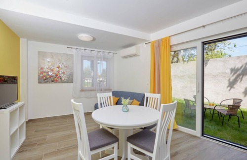 Turanj Apartment | Two bedroom apartment with terrace Turanj, Biograd (A-23164-a)