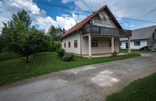 Catrnja Apartment | Two bedroom apartment with terrace Smoljanac, Plitvice (A-14979-a)