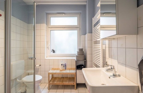 Eimsbuettel Apartment | Two Bedroom Apartment and Bathrooms