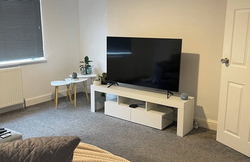 Glasgow Apartment | Two Bedroom Apartment situated near Silverburn shopping centre