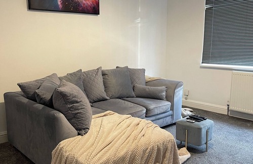 Glasgow Apartment | Two Bedroom Apartment situated near Silverburn shopping centre