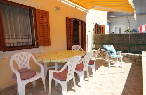 Osor Apartment | Two bedroom apartment with terrace Osor, Lošinj (A-8088-b)