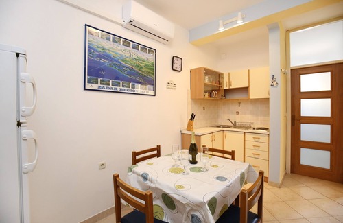 Mali Iz Apartment | Two bedroom apartment with terrace Mali Iž, Iž (A-16535-b)