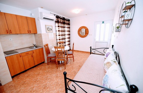 Sevid Apartment | Two bedroom apartment near beach Sevid, Trogir (A-4286-b)