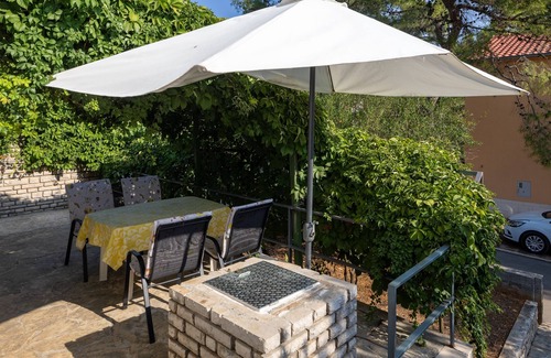 Cove Basina (Jelsa) Apartment | Two bedroom apartment near beach Mudri Dolac, Hvar (A-582-b)