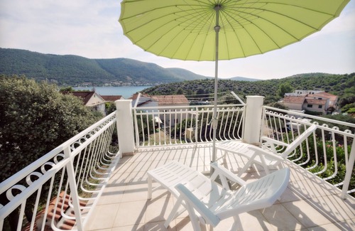 Grebastica Apartment | Two bedroom apartment with terrace and sea view Grebaštica, Šibenik (A-12587-a)