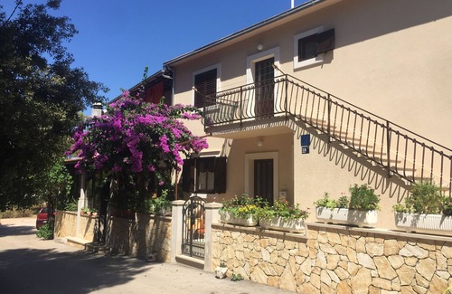Mirce Apartment | Two bedroom apartment with terrace Mirca, Brač (A-2886-b)