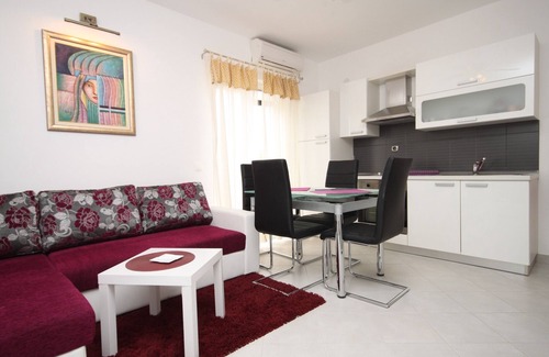 Ivan Dolac Apartment | Two bedroom apartment with balcony and sea view Ivan Dolac, Hvar (A-8734-f)