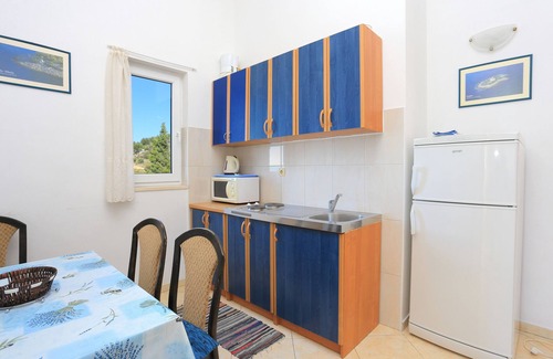 Tice Apartment | Two bedroom apartment with terrace and sea view Balića Rat, Omiš (A-2753-a)