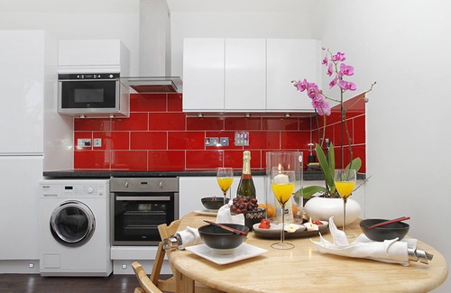 Hammersmith Broadway Apartment | Two bedroom flat with Juliet Balcony 3 min to Tube