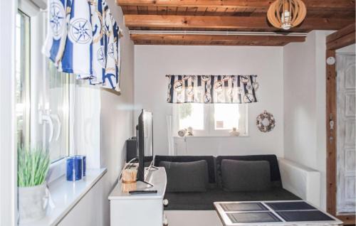 Nowe Warpno House | Two-Bedroom Holiday Home In Nowe Warpno