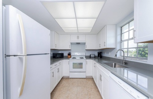 Englewood Condo | Two bedroom, two bathroom condo less than 10 minutes to Manasota Key.
