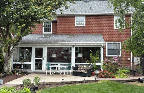 New Kensington House | Two bedrooms in New Kensington with Shuttle to Airport, US Open, Concierge Svc