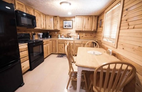 Abingdon Cabin | Two BR Cabin next to Creeper Trail