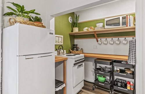 Sherwood - Tualatin North Cottage | Two Colorful Suites incl. with Sauna and BBQ - Unique Northwest Vacation Rentals