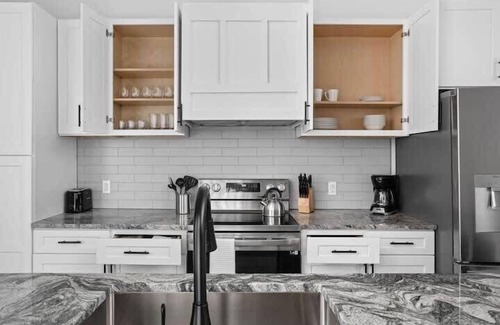 Holy Cross House | TWO CozySuites 3BR - Arsenal Heights, Indy