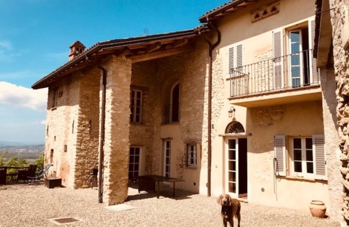 Orsara Bormida House | Two imposing houses set round an enclosed courtyard in ancient hill-top village
