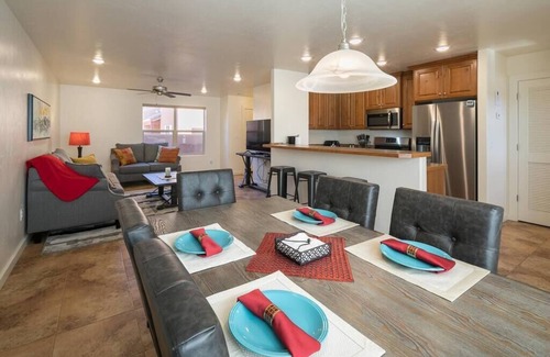 Moab South Valley House | Two King Suites, Pools ,Hot Tub, Mountain and Rim Views, Secure Bike storage