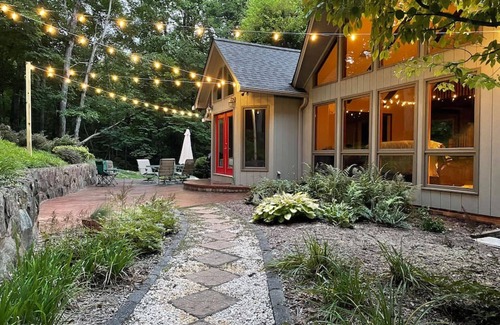 Stuart House | Two Kings, Hiking, Wineries, Hanging Rock State Park