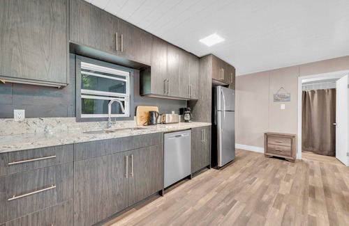 Centre Hastings Cottage | Two Lakefront Cottages with Firepits & Large Docknn