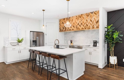 Edgehill Apartment | TWO Neighboring Homes - Sleeps 24 - Walk to 12 South