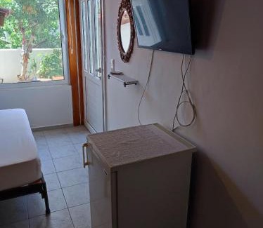 Adamas Hotel | Two Palm Trees 1