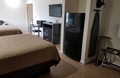 Bay City Hotel | Two Queen Non-Smoking Room, Scottish Inns and Suites Bay City TX, Free Parking